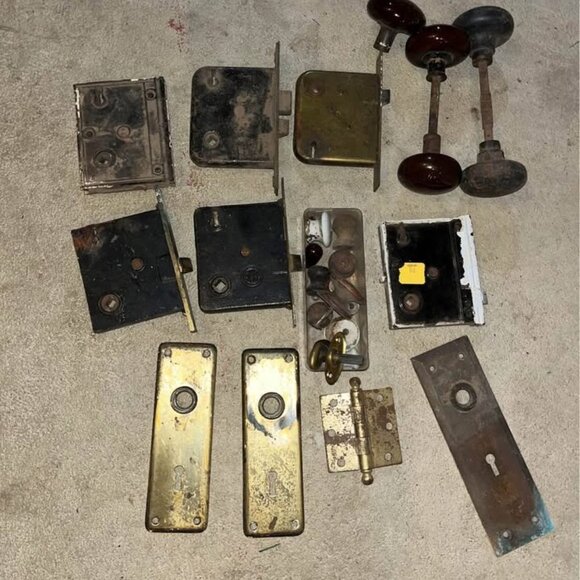 Antique Lot of Door Hardeare Knobs Plates Lock vintage - Picture 1 of 3